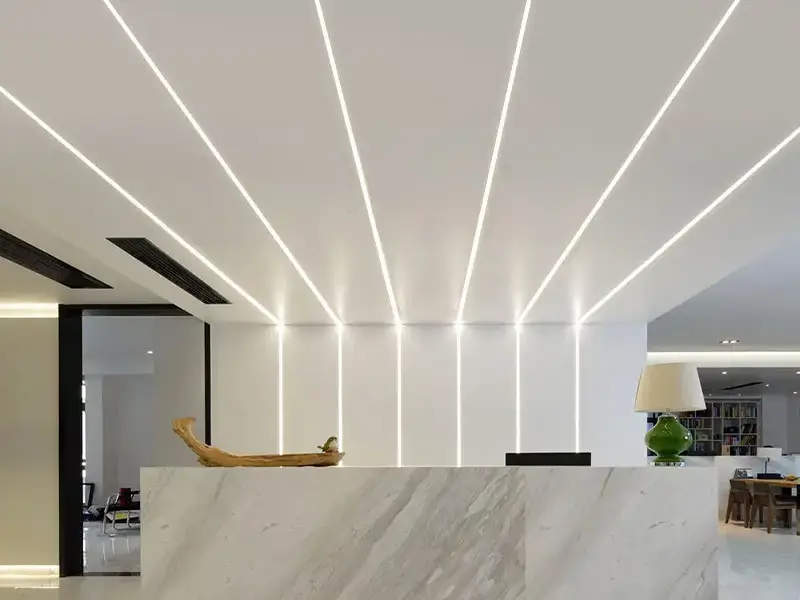 Illuminazione a soffitto con profilo in alluminio a LED