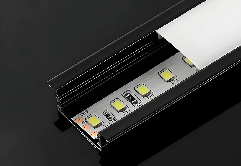 Măsurarea lățimii benzii LED cu o riglă pentru a asigura compatibilitatea cu profilele LED din aluminiu