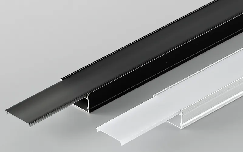 Profilo in alluminio a LED con display del prodotto a strisce luminose a LED che mostra la potenza luminosa e la struttura del profilo