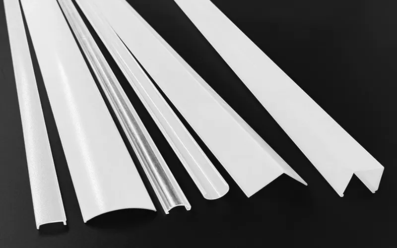 Zijprofiel close-up van LED-strip lichtverstrooier met U-vormig kanaal