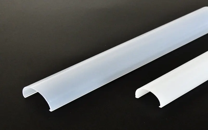 Vooraanzicht close-up van LED strip licht diffuser deksel met duidelijke lens ontwerp