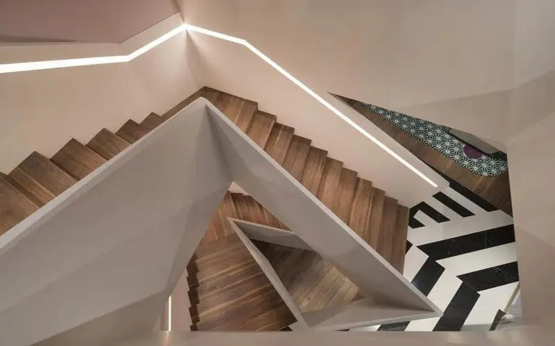 Iluminação de escadas com perfil LED embutido em gesso para interiores seguros e modernos