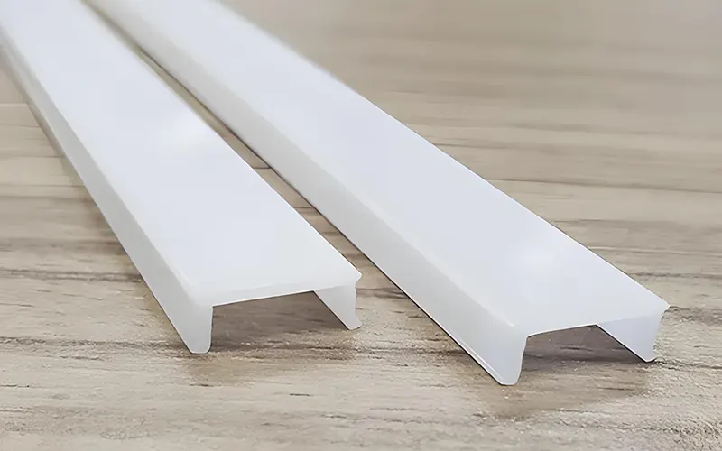 Estrutura de uma fita de difusão de luz LED com cobertura difusora para iluminação suave