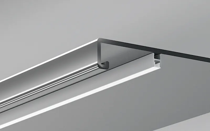 Installazione di un profilo magnetico a LED in alluminio con striscia LED per una moderna applicazione di illuminazione lineare