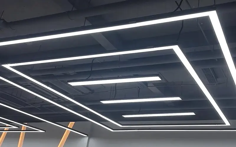 LED 알루미늄 채널에 와이드빔 LED 디퓨저를 설치하여 실내 조명에서 넓은 광량을 제공합니다.