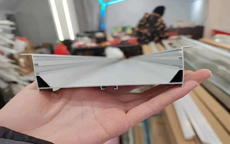 균일한 광각 LED 배광을 위한 와이드빔 LED 디퓨저 프로파일