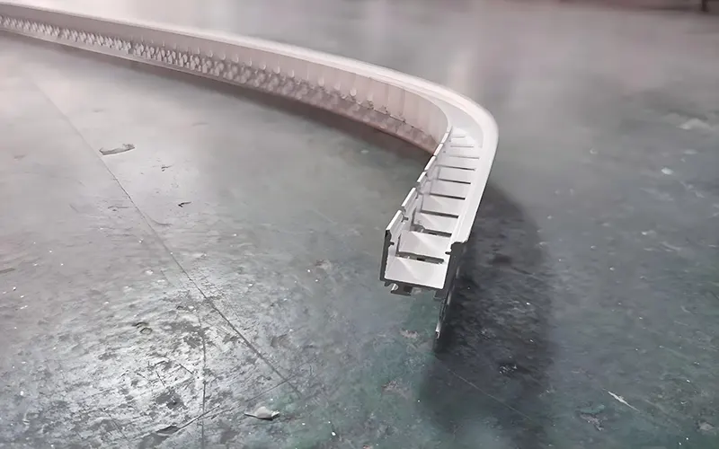 Canal flexible en aluminium pour bande LED avec design incurvé et pliable
