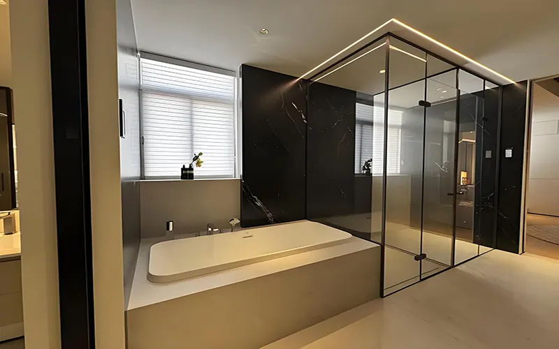 Profili in alluminio a LED installati in un moderno progetto di illuminazione del bagno con strisce LED a tenuta stagna