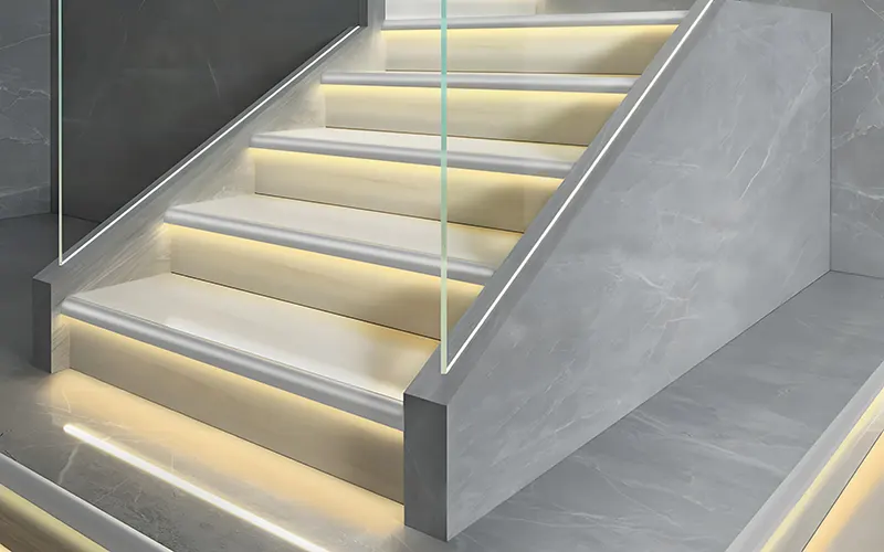 Profilé de nez de marche LED installé sur un escalier moderne avec effet d'éclairage linéaire intégré