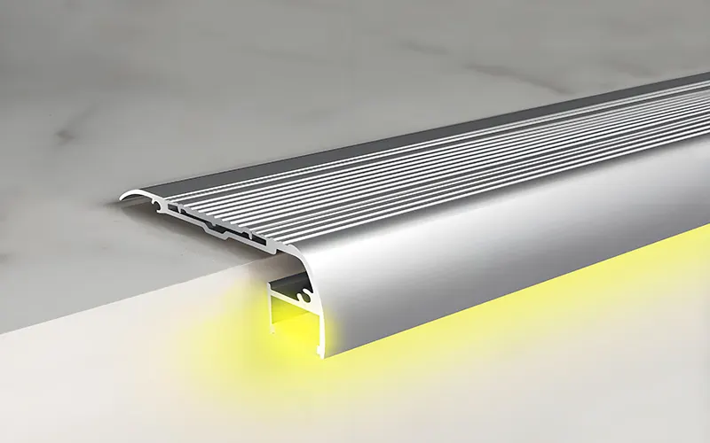 Profil de nez de marche à LED encastré créant un effet d'éclairage doux dans les escaliers intérieurs