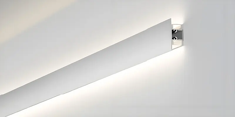 Đèn LED dạng thanh gắn tường mang lại ánh sáng tuyến tính chiếu xuống, phù hợp với thiết kế nội thất tường hiện đại