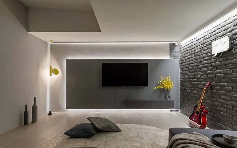 Perfiles LED empotrados para la iluminación con tiras LED en la pared donde se coloca el televisor