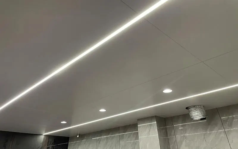 Un effet d'éclairage homogène grâce à un profilé LED encastré dans une cloison en placoplâtre